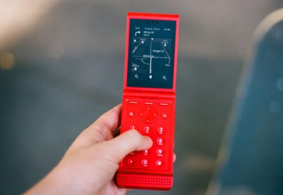 The Light Flip Is the Stylish Dumb Flip Phone of Your Dreams